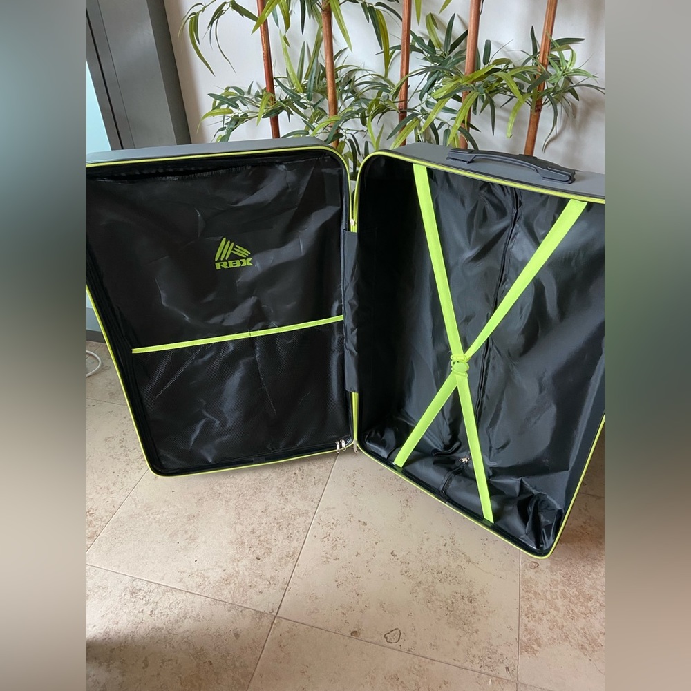 Spinner Luggage - Picture 12 of 12